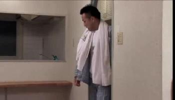 性的暴行されるも声を押し殺して受け入れた淫乱奥様W人妻レイプのエロ動画