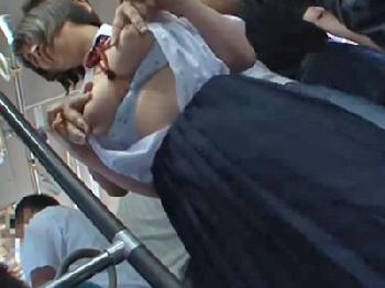 痴漢されるどころかパイ射婦女暴行まで食らっちゃうデカパイ女子校生巨乳素人美少女レイプのエロ動画