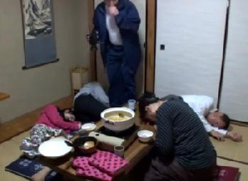 一家団欒の鍋にまさかの睡眠薬混入！昏睡状態の娘を親の目の前で中出しレイプ美少女ロリギャルパイパンハメ撮りのエロ動画