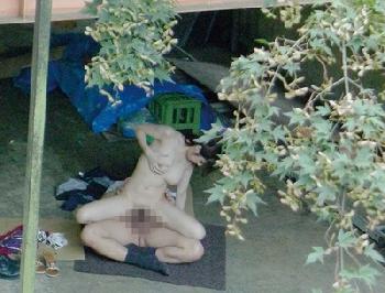偶然撮影された青姦映像！誰にも見られていないと確信しながら青空の元での性行為を完全隠し撮り素人お姉さん盗撮露出のエロ動画