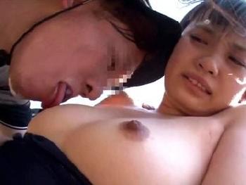 家族と一緒にキャンプに来てたスクール水着のデカ乳娘！家族の死角に入り込んでバレたら激ヤバな鬼畜婦女暴行！痴漢のエロ動画