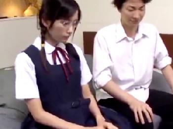 真面目な学級委員長が処女を散らす純真無垢な初エッチ女子校生美少女ロリめがね中出しのエロ動画