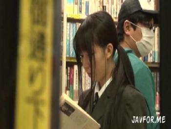 本屋にいた純粋無垢な美形少女女子校生を媚薬使って中出しガチ強姦！素人美少女イラマチオレイプ盗撮のエロ動画