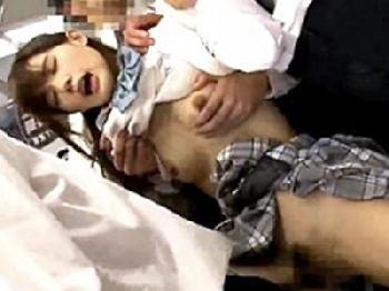 満員電車で媚薬を塗られ強制的に発情！リーマン集団にハメ倒される童顔女子校生美少女ロリ中出しレイプ潮吹き痴漢のエロ動画