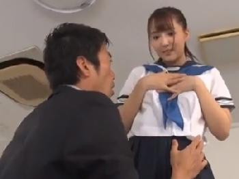 ものすごい勢いでパンチラしてくる巨大バスト女子校生をその場でハメるのは教師の義務！巨乳美少女のエロ動画