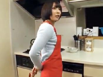 ムチムチ巨大ヒップの可愛い家政婦に欲情してソファーに押し倒し中出しレイプ美少女のエロ動画