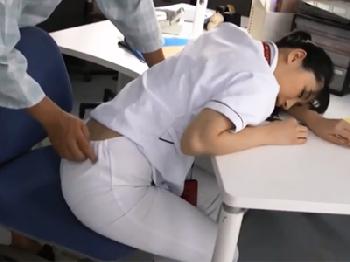 仕事疲れで眠っている看護師を強引に犯して無慈悲な精液顔面射精お姉さん看護婦のエロ動画