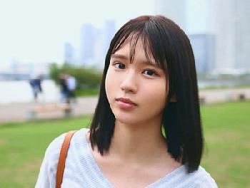 写真が趣味という天然系美形少女のアダルトビデオデビュー!!3Pデビュー作小倉七海のエロ動画