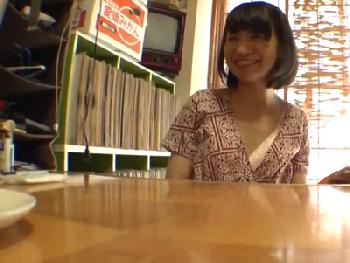 ミニ系カワお姉さんと共同生活→自宅で生々しいカップルハメ撮りのエロ動画