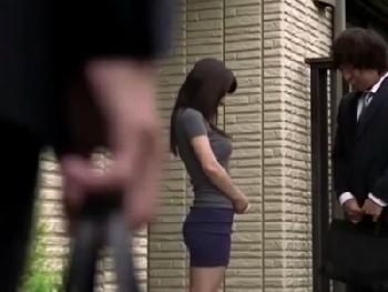 『また待ってるね…♡』白昼堂々不貞している妻が夫にバレて…夫の目の前でハメることに痴女人妻のエロ動画