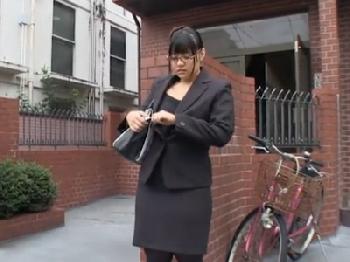 ムチムチ豊満なめがねOLと激ファック！昼間っからあらゆる場所で大胆プレイのエロ動画