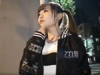 深夜の街を一人で歩いていた関西弁ギャルを簡単に口説き落として自宅でパコるW美少女中出しナンパのエロ動画