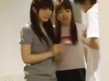 『もうイっちゃったの？』M男を誘惑しペニ棒を要求する淫乱美形少女達美少女3Pのエロ動画