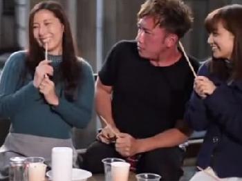 美人奥さんたちが夫に隠れて王様ゲーム→罰の流れで顔面射精パコ展開巨乳人妻顔射のエロ動画