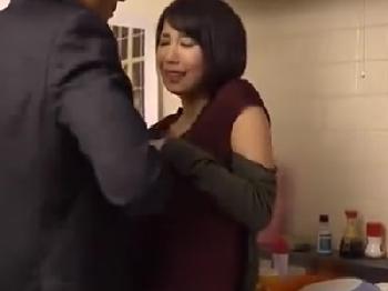 『中だけはダメぇ！お願い‥』抵抗虚しく義理父にキッチンで種付けされる若奥様人妻中出しレイプのエロ動画