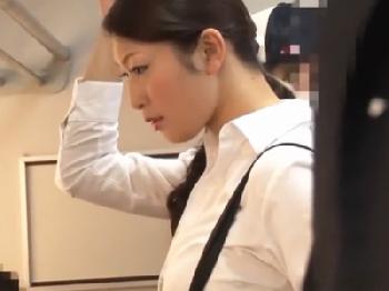 『やだ‥当たってる‥』美人な奥さん教師が電車で痴漢に襲われて勝手に中出しされる女教師人妻のエロ動画