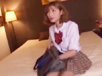 制服コスの明日花キララが中年おじさんと円光シチュエーション！巨乳女子校生お姉さんコスプレのエロ動画