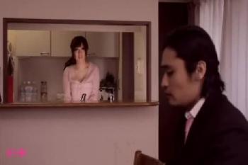 レイプ目的で義理の父親に狙われた巨大バスト妻。。。巨乳人妻フェラのエロ動画