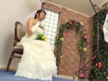 ウェディングフォトを撮影しに来た花嫁に媚薬を盛って寝取られファック！巨乳人妻コスプレのエロ動画