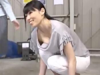 胸元ガバなスライム乳のぷるるん妻→隣人に欲情され強引にレイプ！巨乳人妻のエロ動画