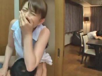 夫が近くにいるのに息子に迫られ中出し交尾しちゃう妻巨乳人妻のエロ動画