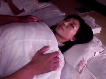 夫が寝ている隣で非人道的男に夜這いされ中出し強姦されてしまう巨大乳妻W巨乳人妻レイプのエロ動画