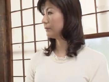 「あぁすっごぉい‥」性的欲望抑え切れず娘の彼氏ペニ棒しゃぶり倒す熟女母巨乳痴女人妻のエロ動画