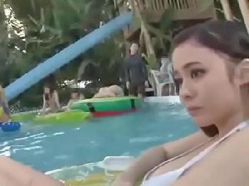 プールで水着の紐が解けちゃった美形お姉さんを中出し性的暴行巨乳レイプ痴漢のエロ動画