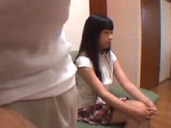 童顔コン大猛烈興奮な童顔女子とハメ撮り！勝手に猛烈興奮したアブノーマル親父が無毛マンコに大量種付け美少女ロリパイパン中出しの...