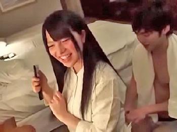 イチャコラじゃれ合うカップルが就寝前のスッピン交尾巨乳美少女のエロ動画