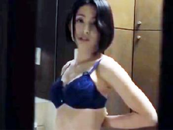 自分のランジェリーで一人Hしてる姿を見て哀れに思った叔母さんが禁断パコに誘う巨乳人妻近親相姦のエロ動画