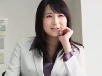 チンポの大きさと耐久力で合否を判断する痴女面接官OLM男フェラ手コキのエロ動画