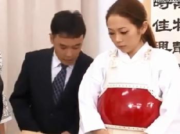 稀代の美形お姉さん剣士が男に勝負で敗北してしまい強制的にパコぶっかけのエロ動画