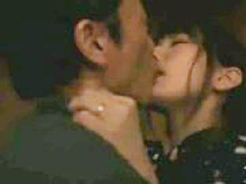 和室の暗がりでしっぽりと性行為に講じる美熟男女巨乳熟女波多野結衣のエロ動画