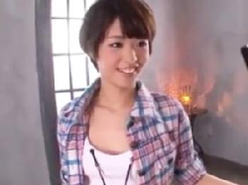 追撃手コキで発射直後の感度抜群ペニスを刺激して連続射精させる凄いテク痴女！美少女のエロ動画