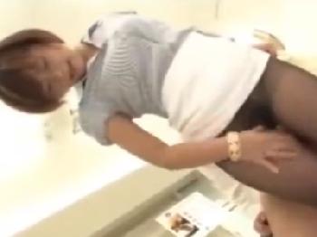 まだ濡れてないハーフの色白美形お姉さんにイキナリ即挿入顔射のエロ動画