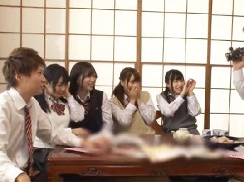 修学旅行の夜に陽キャの集まりグループはこんなことしてますW女子校生美少女ロリ痴女中出しハメ撮り乱交のエロ動画