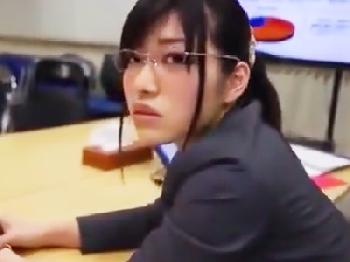 仕事でミスをした上司を慰めるためにオフィスでパコってあげる優しいOLめがね顔射のエロ動画