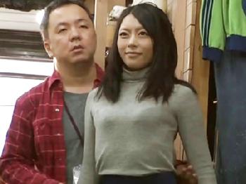 アパレルアルバイトに来た細身妻をマネキンに仕立て上げ生ズボ婦女暴行！人妻顔射レイプ露出桜井あゆのエロ動画
