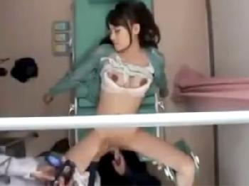 悪党産婦人科医に玩具ハメられ陰茎までハメられ最終的に中出し喰らう無毛お姉さん巨乳美少女パイパン盗撮のエロ動画