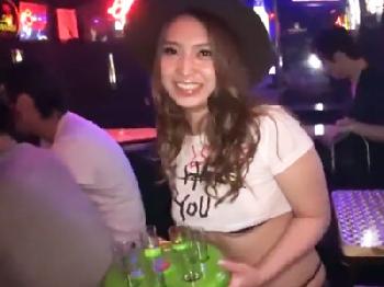 バーのギャル店員と店内で中出しハメ！他のお客に見られながらイキ乱れW巨乳ナンパ露出のエロ動画