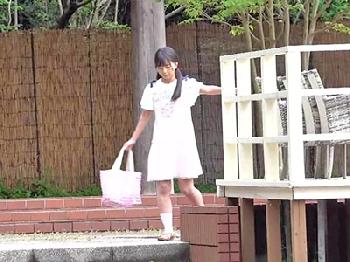 夏休みにプールに通う少女を狙い公衆トイレに連れ込みレイプ美少女ロリのエロ動画
