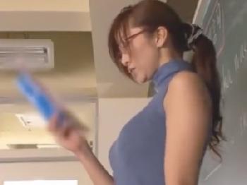 「ねぇ…いいでしょ？」お気に入りの生徒を誘惑してペニ棒を求める淫乱ヤリマンな女先生巨乳痴女女教師めがねのエロ動画
