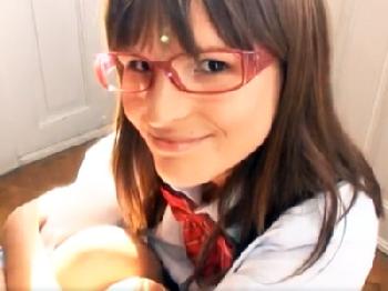 女子校生コスプレした巨大乳房外人とハメ撮り→パイパンマンコに生ズボ中出し巨乳めがねのエロ動画