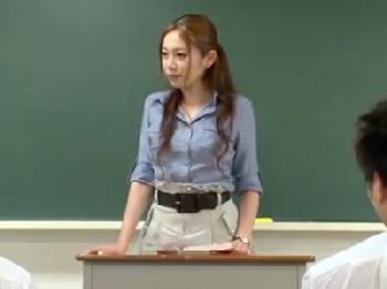 「気持ちよくなってくださぃ」マダム介護師がジジイの現役棒を膣中へと受け入れるW巨乳人妻中出しのエロ動画