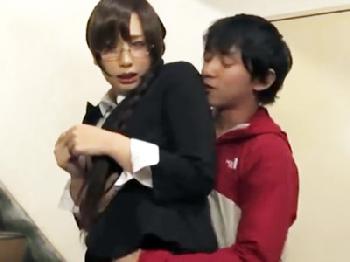 元教え子に弱みを握られて犯されるも中出し許可する巨大オッパイ家庭教師巨乳めがねのエロ動画