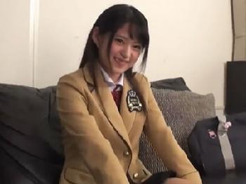 制服姿のアイドル級美形少女が食べ頃マンコにがっつり中出しされて着床女子校生美少女のエロ動画