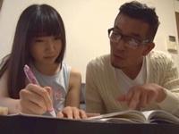 再婚相手のミニ系な連れ子がオナニーしてる所を目撃→我慢できずに中出し性教育開始！美少女ロリ近親相姦のエロ動画