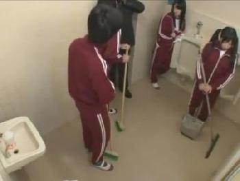 男子トレイの掃除をしていた女の子は同級生の男根に興味津々で個室で生ハボ女子校生フェラ手コキのエロ動画