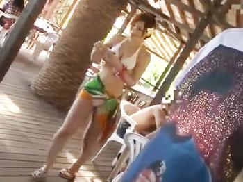 純白水着ギャルが一人になった隙を狙って建物の陰に連れ込み中出し強姦レイプのエロ動画